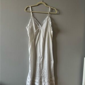 VINTAGE - Classic White Lace-Trim Slip Dress